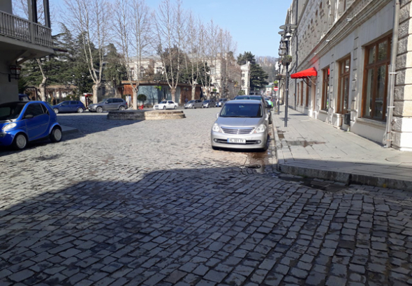 ტროტუარი, სადაც  შადრევანი იყო, შეაკეთეს  