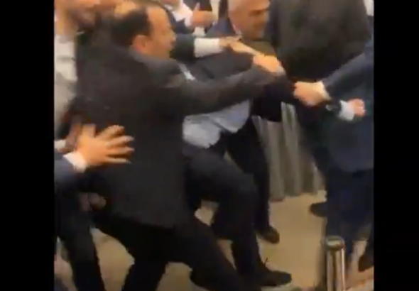 "ხელს შევუშლით სხდომის გამართვას“ - ფიზიკური დაპირისპირება  სხდომაზე, სადაც „რუსულ კანონს“ განიხილავენ