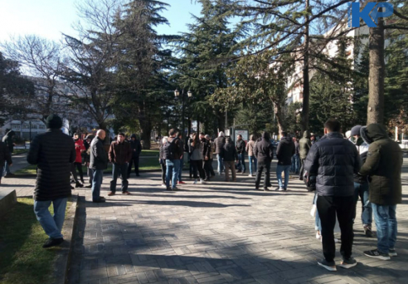 ოპოზიციის აქციაზე მოქალაქეები  უკვე იკრიბებიან