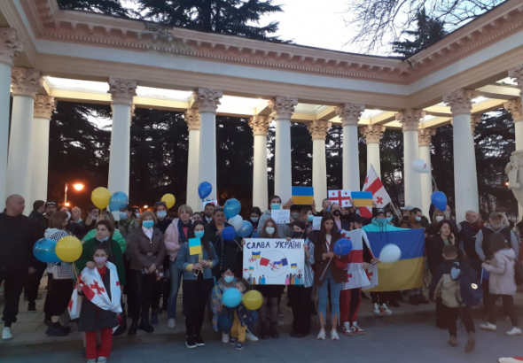"ვგმობთ აგრესორს, დიდება უკრაინას" - სოლიდარობის აქცია ქუთაისში 