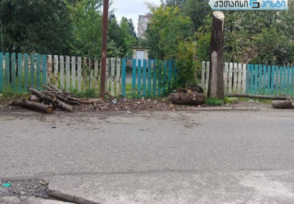  ქუთაისიპოსტზე გასული მასალის შემდეგ ხეების გადაბელვის შედეგად  დარჩენილი ნაგავი გაიტანეს