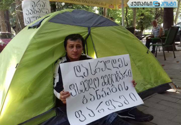 შიმშილობის მეორე დღე - ქუთაისში ახალგაზრდა მამაკაცი პროტესტს აგრძელებს