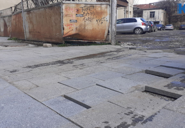 წერეთლის ქუჩის ახლადარებილიტირებული ტროტუარი ისევ შესაკეთებლია
