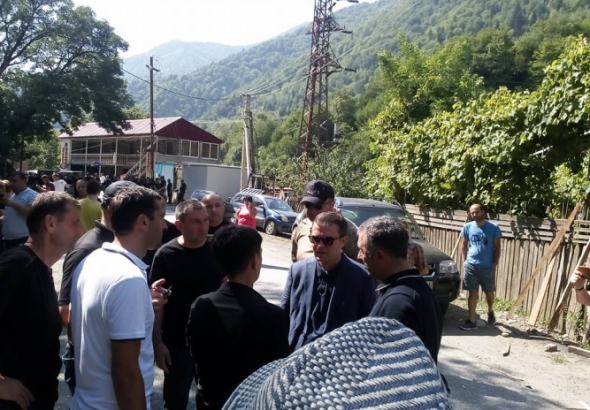 ლენტეხში აქცის მონაწილეები და მინისტრის მოადგილე ვერ შეთანხმდნენ (ვიდეო) 