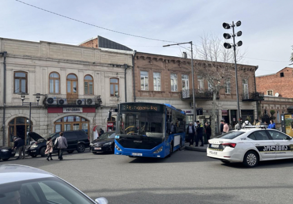 ქუთაისში ავტობუსი საკანალიზაციო ჭაში ჩავარდა