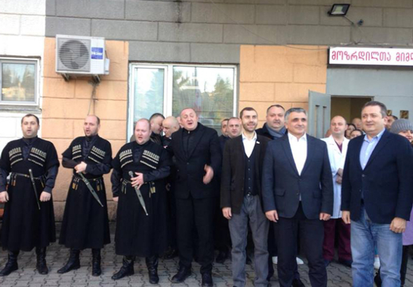 ქუთაისში სახელმწიფო დროშა ექიმებმა აღმართეს