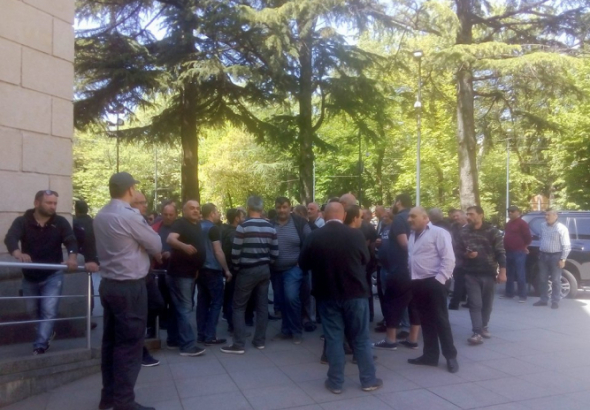კერძო ტაქსის მძღოლები ქუთაისის მერიის წინ აქციას მართავენ
