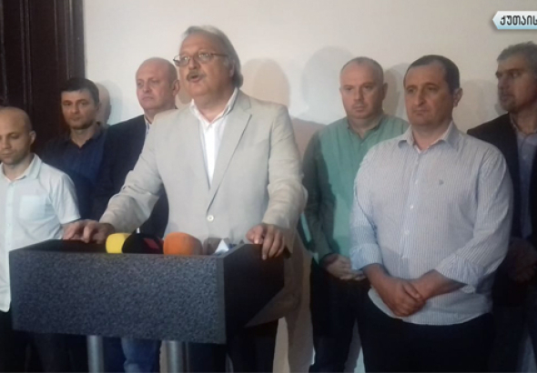 „ლაჩრულად  დაესხნენ თავს“ - გრიგოლ ვაშაძემ დეპუტატის ცემის ფაქტზე საგანგებო ბრიფინგი გამართა
