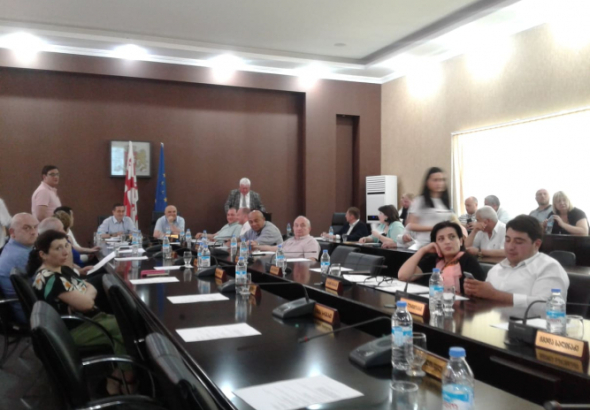 "ამდენი ტაში მოსაწყენია "- საკრებულოს ოპოზიცია უმრავლესობას