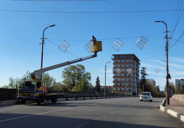 ქუთაისში საახალწლო დეკორაციებით ქუჩების მორთვა დაიწყო