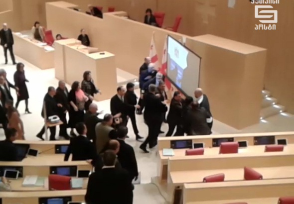 „ხმა გაკმინდე“–   ფიზიკური დაპირისპირება პარლამენტში (ვიდეო)