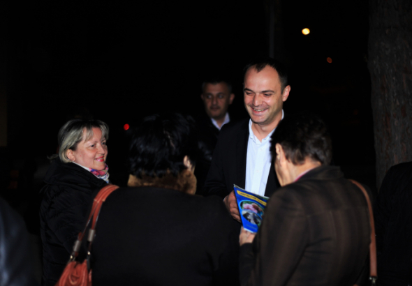 ვაკის მაჟორიტარობის კანდიდატი გიორგი ბირბიჩაძე შემაჯამებელ შეხვედრებს მართავს (R)