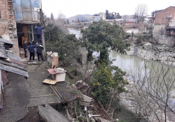 ქუთაისში, რიონის სანაპიროზე ავარიული სახლის აივანი ჩაინგრა  (ფოტო)