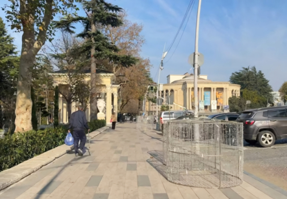 ქუთაისში საახალწლო დეკორაციებით ქუჩების მორთვა დაიწყო