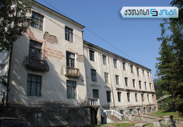 ტყიბულის  მეორე სკოლაში სასწავლო პროცესი მშობლების პროტესტით დაიწყო