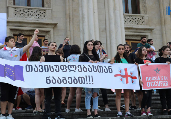 ქუთაისში სამოქალაქო პროტესტს პოლიტიკური პარტიებიც შეურთდებიან