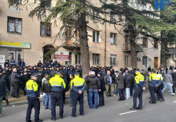 "ჩემთვის მთავრობა ივანიშვილის მთავრობაა" - "ოცნების" აქცია ოპოზიციის ოფისთან 