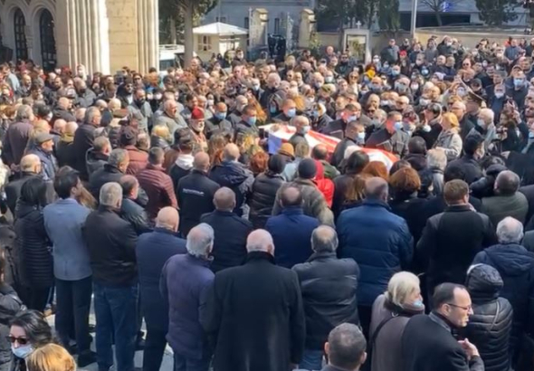 უკრაინაში დაღუპული ქართველი მებრძოლი დავით რატიანი მოქალაქეებმა ტაშით გააცილეს