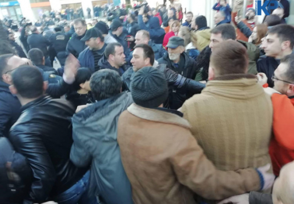  „ქართულ ოცნებაში“ აქციაზე მომხდარ ჩხუბში მონაწილე პირებთან კავშირს უარყოფენ