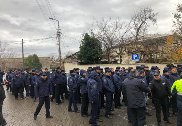 პოლიციის უპრეცენდენტო მობილიზება "ნაციონალების" ოფისთან (ვიდეო)