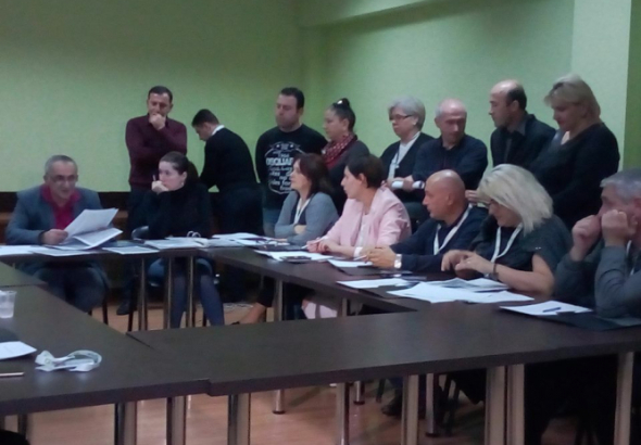ქუთაისის საოქლო კომისია „ლეიბორისტების“ საჩივარს ხმაურის ფონზე განიხილავს (ვიდეო)