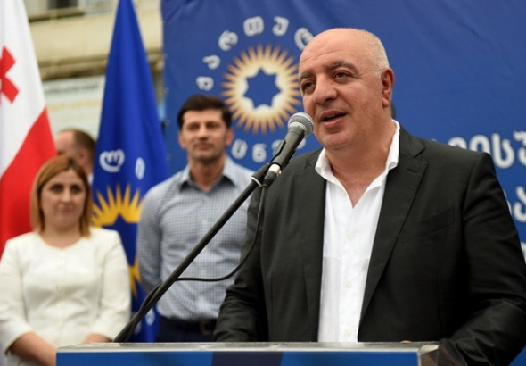 30 000 ლარი შემომთავაზა და კიდევ რაღაც ფხვნილს მაძლევდა - ელგუჯა გოცირიძეს მოსყიდვაში ადანაშაულებენ 
