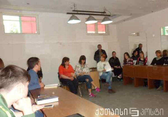 ჟურნალისტების თეა თოფურიას, ნინო თარხნიშვილისა და ეკა ქევანიშვილის პოეზიის საღამო ქუთაისში