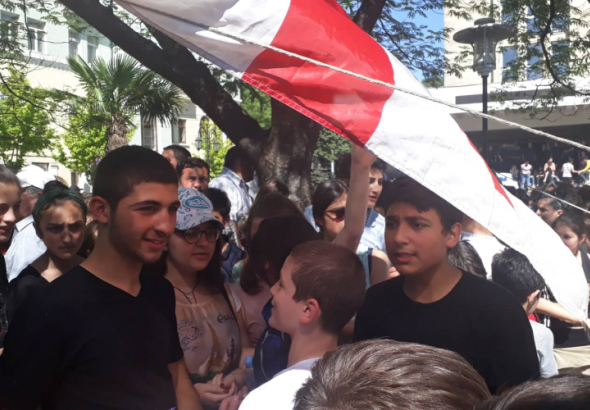 სკოლის მოსწავლეები მაღაროელებთამ მივიდნენ (ვიდეო)