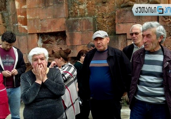 "ქუჩა უნდა იყოს თავისუფალი" - ქუთაისში ქუჩაში დადგმულ  პურის ჯიხურებს აპროტესტებენ (ვიდეო)