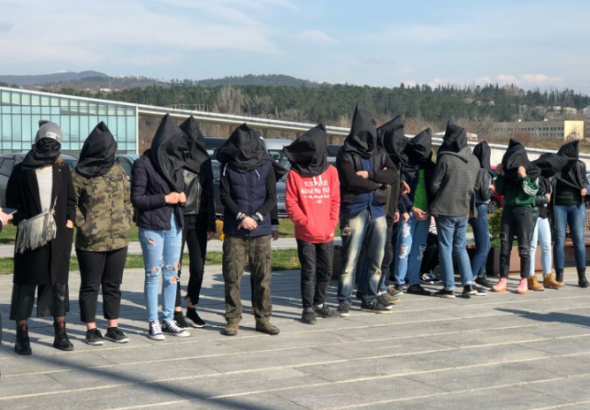აფგან მუხტარლის მხარდასაჭერ აქციაზე თავზე შავი ტომრებით მივიდნენ