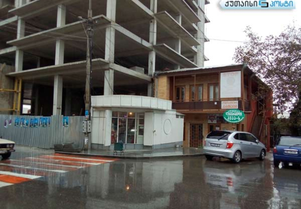 აივნები შენობის სახურავზე და მშენებლობის "წართმეული" უფლება (ფოტო)