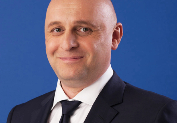 "პოლიციელი გმირია, გახარია არ გადადგე" - ქუთაისის მაჟორიტარი დეპუტატის ვიდეომიმართვა შვილთან ერთად (ვიდეო)