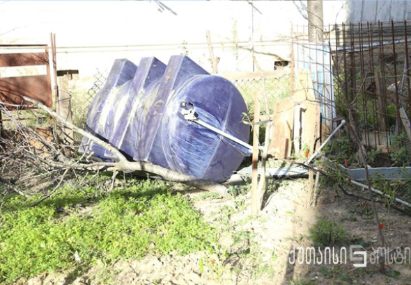 ქუთაისში ცხრა სართულიანი კორპუსიდან ძლიერმა ქარმა წყლის ავზი გადმოაგდო (ფოტო)