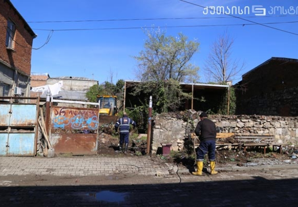 ქუთაისში, ჯიბლაძის ქუჩაზე საცხოვრებელი სახლის ეზო  დაასუფთავეს