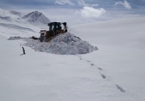 თოვის გამო, გზების ცალკეულ მონაკვეთებზე მოძრაობის სპეციალური რეჟიმები მოქმედებს