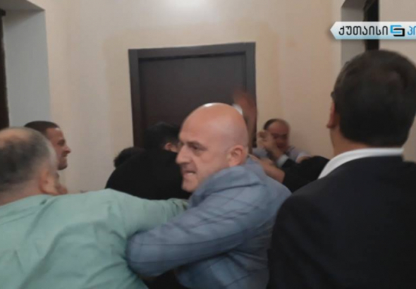 ჩხუბი და დაპირისპირება ქუთაისის საკრებულოში (ვიდეო)