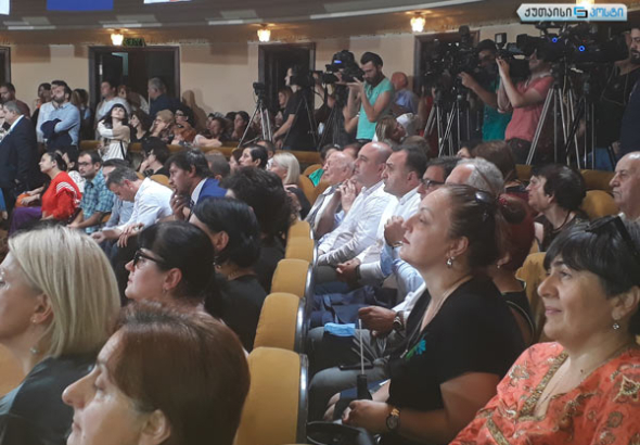 ქუთაისში სალომე ზურაბიშვილის საარჩევნო შეხვედრას ადგილობრივი ჩინოვნიკები ესწრებოდნენ