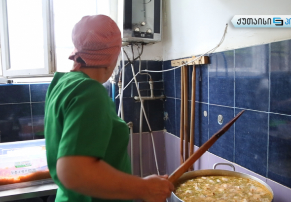 რა პირობებში მზადდება სადილი ქუთაისის "მადლიერების სახლში" (ვიდეო)