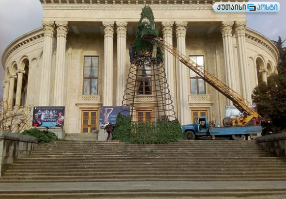 ქუთაისის ცენტრალურ მოედანზე 11 წლის წინ შეძენილ  ნაძვის ხეს  აწყობენ