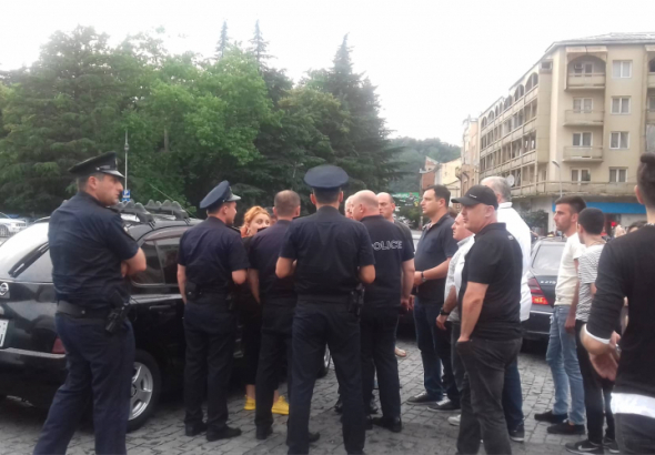 ქუთაისში აქციის მონაწილეებს ტერიტორიიდან მანქანების გაყვანა მოსთხოვეს (ვიდეო)