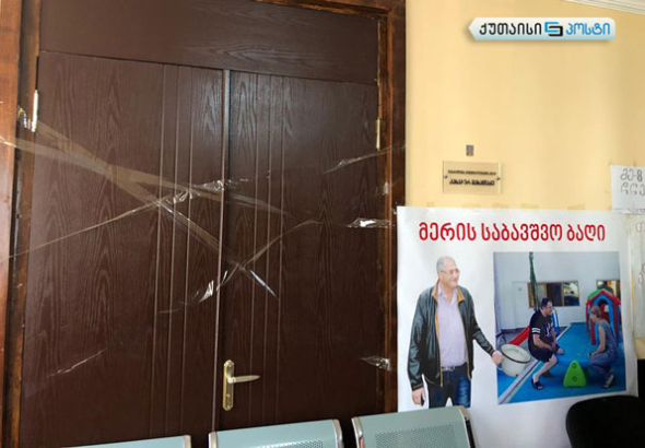 "ვერ ვსარგებლობთ მერის კაბინეტით, ვერ ვიყენებთ ბეჭედს" - ზესტაფონში მერს  კაბინეტში არ უშვებენ