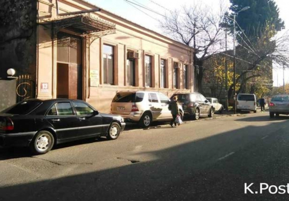 პარკირება ტროტუარზე - ქუთაისში ქვეითების სავალი გზა ავტომობილებმა აითვისეს (photo)