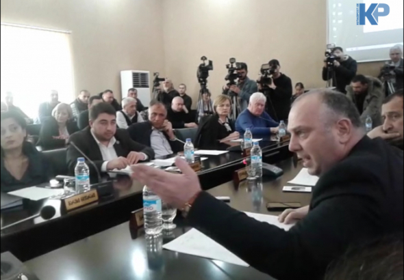 „გადაყარეთ წყალში ასი ათასობით ლარი“ - ქალაქის მერის და „ნაციონალური მოძრაობის“ დეპუტატის დაპირისპირება (ვიდეო)
