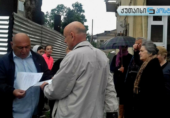 "დაგვიბრუნეთ სკვერი" - ქუთაისში  ნაძვის ხის მოჭრის ფაქტს აპროტესტებენ