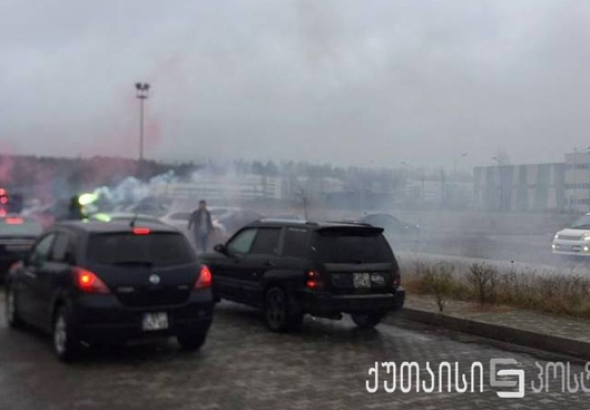 პარლამენტის შენობასთან 300-მდე მძღოლმა საპროტესტო აქცია მოაწყო
