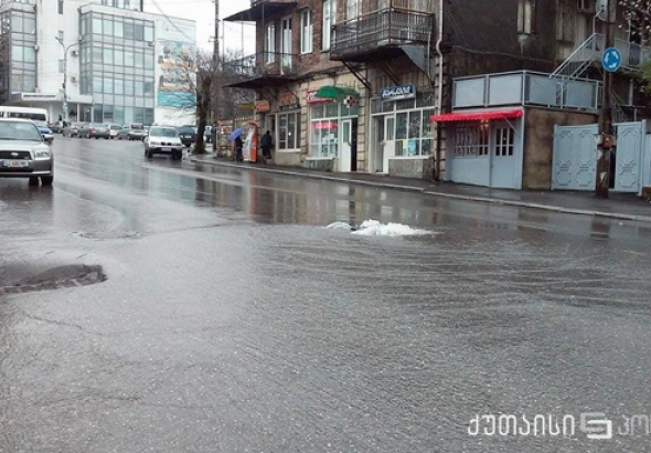 ქუთაისში სოლომონ პირველის ქუჩაზე წყალი ამოდის