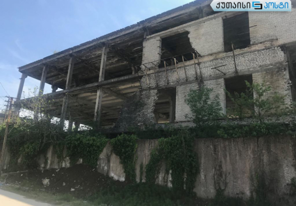 საფრთხის ქვეშ ვართ - ქუთაისში შენობიდან ბეტონის ფილები ცვივა
