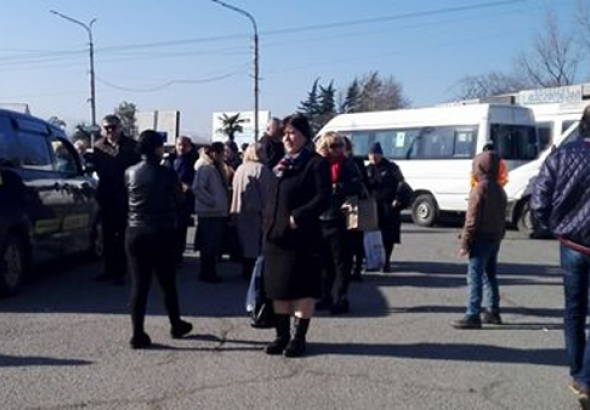 "არ გვეუბნებიან იმუშავებენ თუ არა"- მგზავრები გაფიცულ მძღოლებზე (ფოტო)