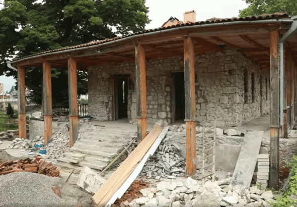  ტენდერი თუ ერთ პირთან მოლაპარაკება -  რას გეგმავს მერია "ოქროს ჩარდახის" რეაბილიტაციაზე 