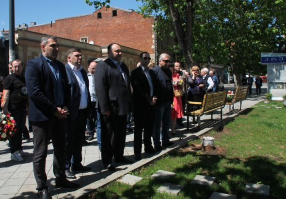 ქუთაისში სამი ოთარის ძეგლი ყვავილებით შეამკეს